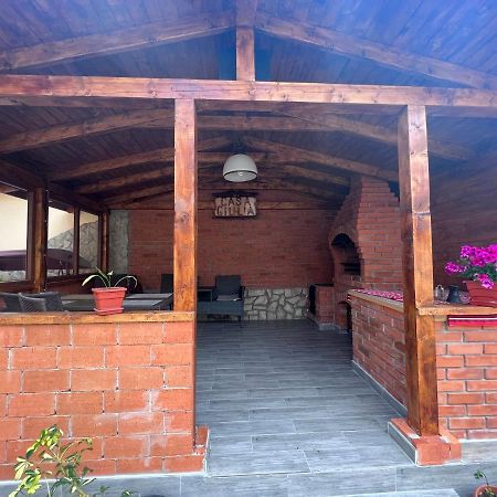 ホテル Casa Flori Călimăneşti エクステリア 写真
