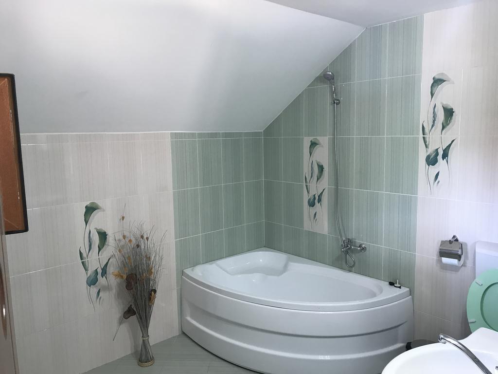 ホテル Casa Flori Călimăneşti エクステリア 写真